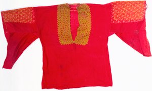Une robe brodée en mousseline rouge - Arabic School