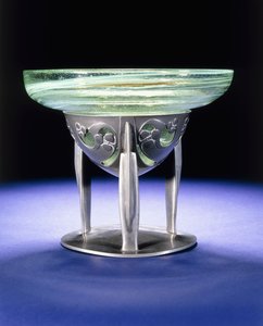 Bol en étain Liberty Tudric avec doublure en verre Clutha de James Couper & Sons, vers 1902-05 - Archibald Knox