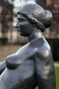 Jardin des Tuileries, Aristide Maillol, Jeune fille allongée, bronze 1921, (détail), Paris, France (photo)