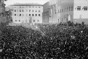 Foule rassemblée sur la Piazza Signoria à l