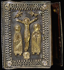 Reliure en argent doré, représentant la crucifixion du Christ, avec la Sainte Mère de Dieu et Sainte Marie de chaque côté