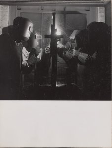 [Quatre hommes portant des casques de soudure soudent une pièce de métal]. - Arnold Eagle