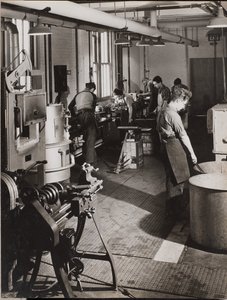 [Six hommes travaillent dans un atelier de soudure] - Arnold Eagle
