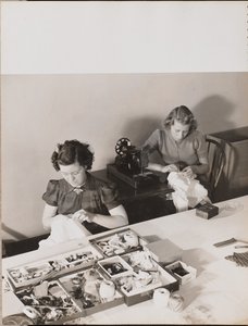 [Deux femmes cousent du tissu à la main] - Arnold Eagle