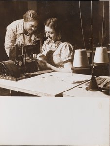[Deux femmes utilisent une machine à coudre] - Arnold Eagle