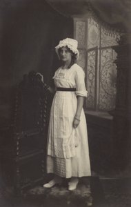 Fille avec une coiffe en dentelle - Arthur C. Burgess