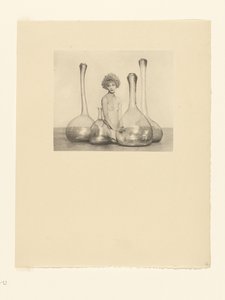 [Nu féminin avec bouteilles]