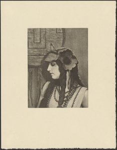 [Femme en tenue de bohème avec une grande fleur dans les cheveux] - Arthur F. Kales