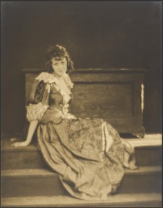 [Femme en robe paysanne] - Arthur F. Kales
