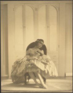 [Femme en costume à l