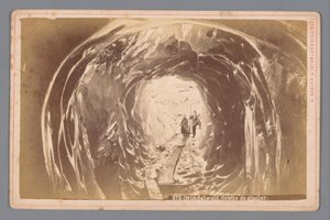 Personnes dans une grotte sur le glacier de Grindelwald en Suisse - Arthur Gabler