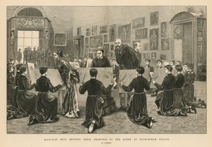 Garçons en uniforme bleu montrant leurs dessins à la reine au palais de Buckingham