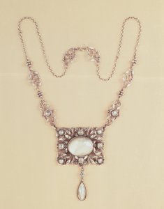 Pendentif et chaîne en pierre de lune par Arthur Joseph Gaskin (1862-1928) (pierre de lune) - Arthur Joseph Gaskin