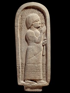 Stèle funéraire en basalte de Si Gabbor prêtre du dieu lune. Épitaphe araméenne. VIIe siècle av. J.-C. De Syrie. Paris, Musée du Louvre - Assyrian