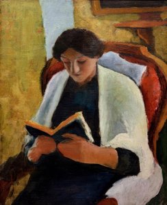 Femme lisant dans un fauteuil rouge
