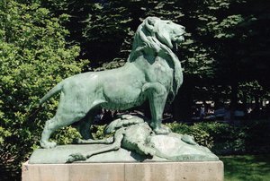 Lion nubien et sa proie, 1870 (bronze)