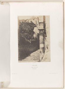 Colonne dans la cour de l