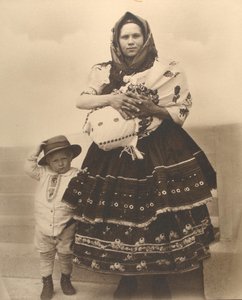 Femme et enfants slovaques, c.1910 - Augustus F. Sherman