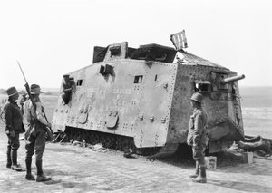 Un char allemand capturé par le 26e bataillon à Monument Wood près de Villers-Bretonneux le 14 juillet 1918 et ensuite récupéré pour le musée de guerre australien par la 5e brigade britannique de chars, 4 août 1918 - Australian Photographer
