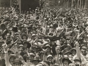 Foule à Martin Place, Sydney, célébrant la nouvelle de la signature de l