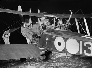 Lieutenant Stanley George Brearley, pilote, et lieutenant Robert Harold Taylor, observateur, du No. 69 Squadron (australien), Royal Flying Corps (RFC), partant pour une opération de bombardement nocturne - Australian Photographer