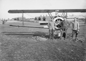 Lieutenants Jack Henry Weingarth (à gauche), Roy George Smallwood (centre), et Vincent George Sheppard, du No. 4 Squadron, Australian Flying Corps, devant un des Sopwith Camel du Squadron - Australian Photographer