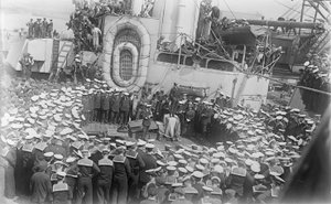 Marins se pressant autour du Premier ministre australien William Morris (Billy) Hughes alors qu