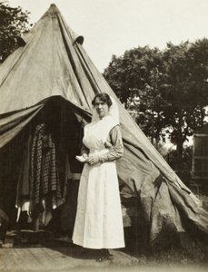 Sœur Ada Smith de la 2e station de déblaiement des blessés australiens près de Steenwerck, Trois Arbres, France, 1916 - Australian Photographer