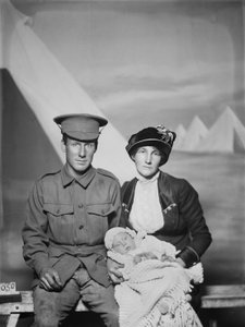 Portrait en studio du soldat George Beamish Swanton, 24e bataillon australien, de Werribee, Victoria, avec sa femme Nellie et leur jeune bébé, Joan Helen, vers mai 1915