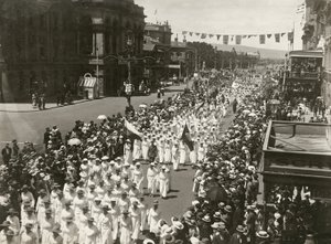 Femmes tenant une marche pour la journée de la paix le long de King William Street, Adélaïde, Australie-Méridionale, novembre 1918