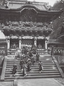 Japon : Nikko, Yomei-mon, portail principal du sanctuaire Ieyasu (photo n/b) - Axel von Graefe