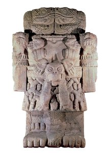 Civilisation aztèque : statue en pierre de la déesse de la Terre, de la Création et de la Mort Coatlicue