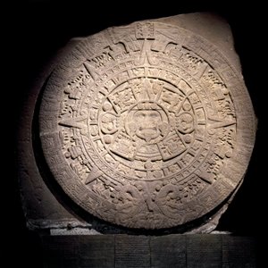 Civilisation précolombienne : le calendrier aztèque (Pierre du Soleil) : disque de pierre de 3 m de diamètre représentant le calendrier et la cosmogonie aztèques, Au centre est représentée la divinité du Soleil Tonatiuh, provenant de Tenochtitlan - Mexico,