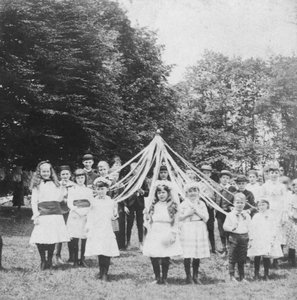 Reine de mai - B. W. Kilburn