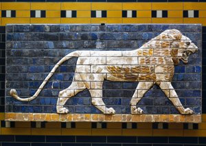 Un lion, détail des carreaux de briques émaillées représentant des animaux mythologiques qui ornaient la Voie Processionnelle vers la Porte d