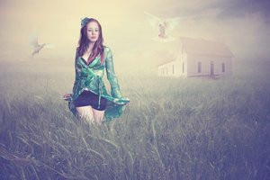 La femme des champs rêveuse