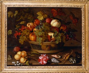 Raisins, pommes, une pêche et des prunes dans un panier avec du muguet