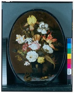 Nature morte avec fleurs dans un vase en verre sur un rebord, avec un lézard et des coléoptères - Balthasar van der Ast