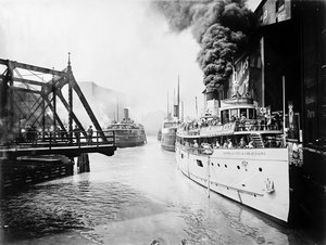 Bateaux de passagers dans la rivière Chicago, Chicago, Illinois, USA, vers 1905 (photo n/b) - Barnes and Crosby