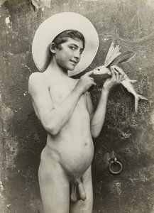 [Garçon avec un poisson]