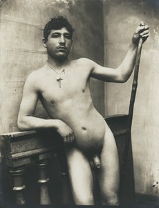 [Homme nu avec un bâton et un collier de crucifix]. - Baron Wilhelm von Gloeden