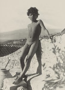 [Jeune fille nue debout]