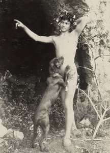 [Jeune fille nue avec chien] - Baron Wilhelm von Gloeden