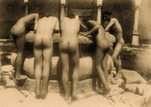 Étude de cinq garçons regardant dans un puits, Sicile, vers 1900 - Baron Wilhelm von Gloeden