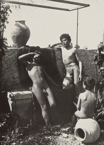 [Trois garçons dans un jardin]
