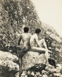 [Deux jeunes hommes nus sur un rocher] - Baron Wilhelm von Gloeden