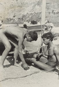 [Deux jeunes nus avec un bateau]