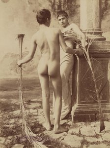 Sans titre [Deux jeunes hommes tenant des feuilles de palmier]. - Baron Wilhelm von Gloeden