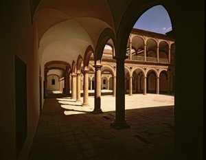 Vue de la galerie des cours intérieures de l