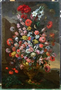 Lys, tulipes, œillets, pivoines, convolvulus et autres fleurs dans une urne en bronze avec des oiseaux, une tortue et des papillons dans un paysage, 1718
